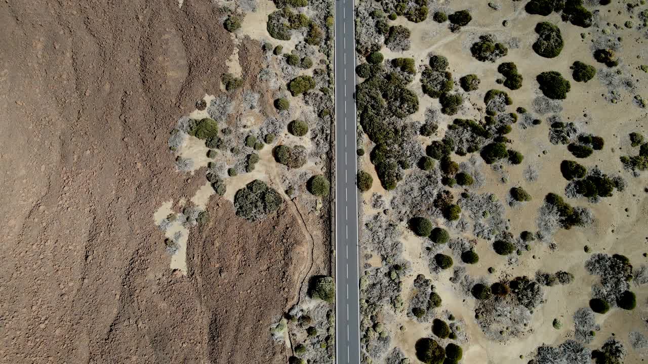 沿着一条穿过火山景观的路视频素材