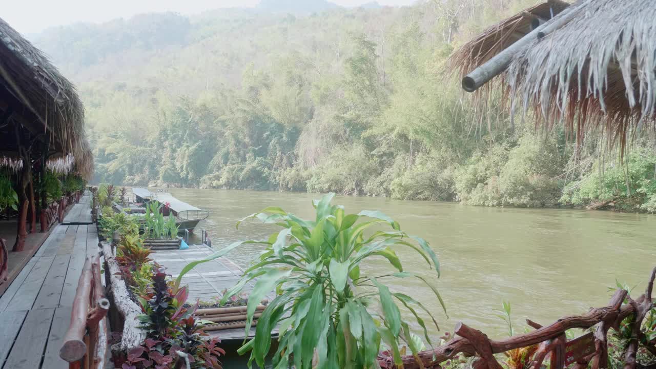 一名女子戴着草帽，穿着白衬衫，走在度假村的走廊上视频素材