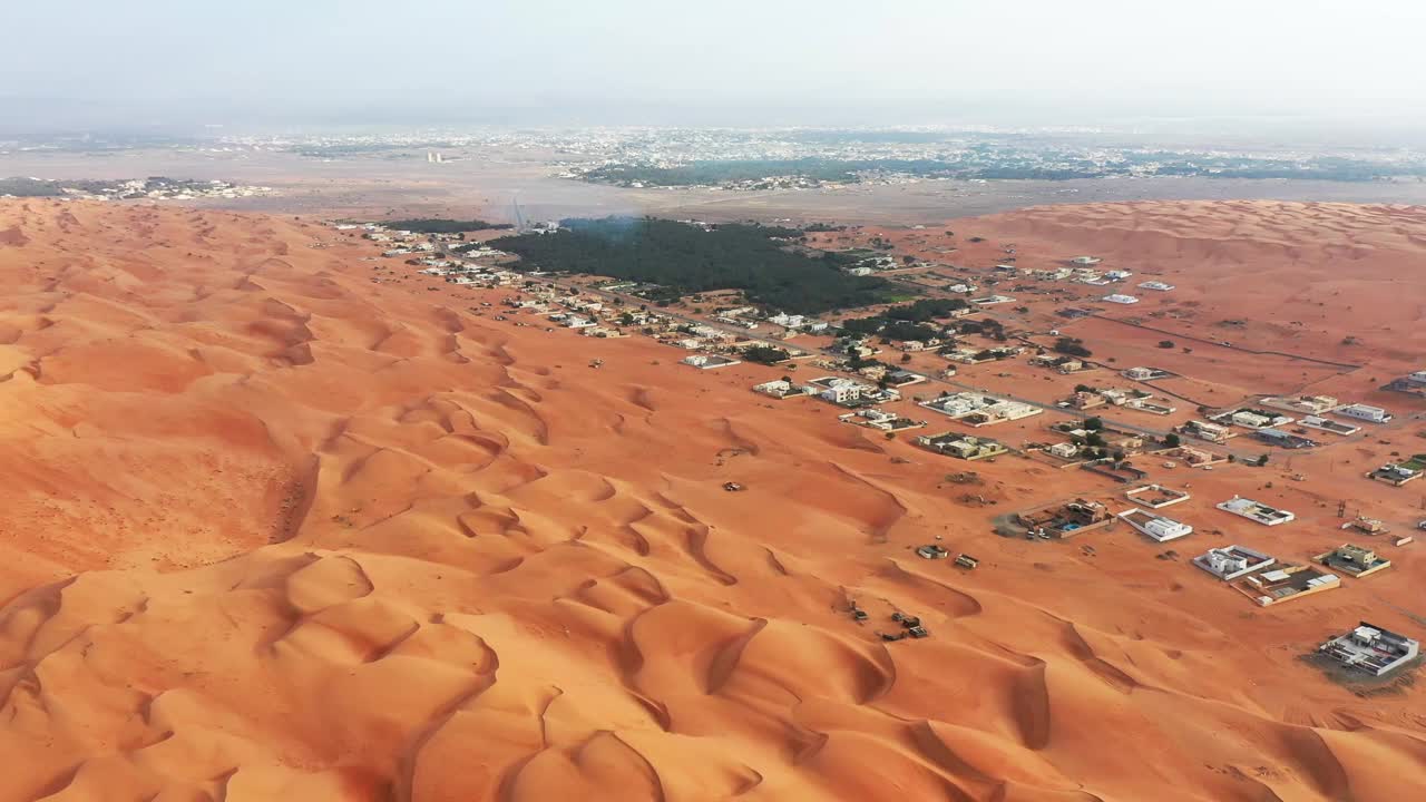 俯瞰海湾国家阿曼的Bidyah村庄周围的沙丘视频素材