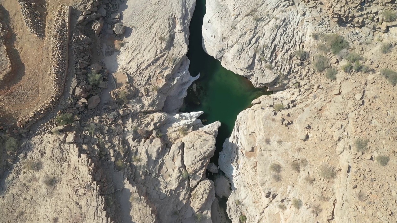 无人机拍摄的海湾国家阿曼山区的瓦迪巴尼哈立德绿洲视频素材