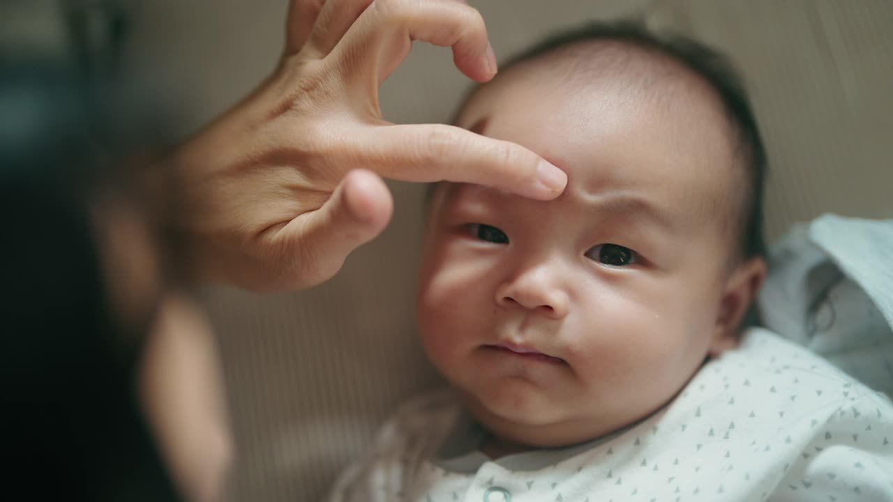 新生儿快乐地和妈妈在一起。视频素材