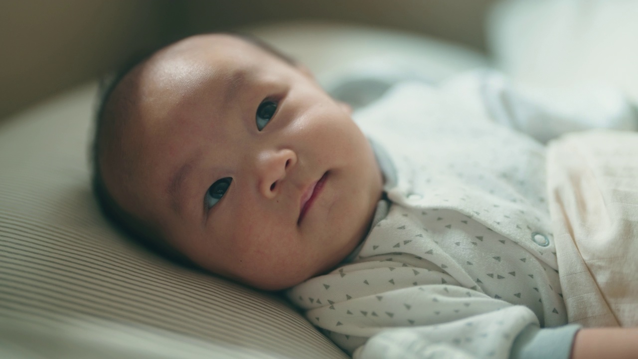 新生儿快乐地和妈妈在一起。视频素材