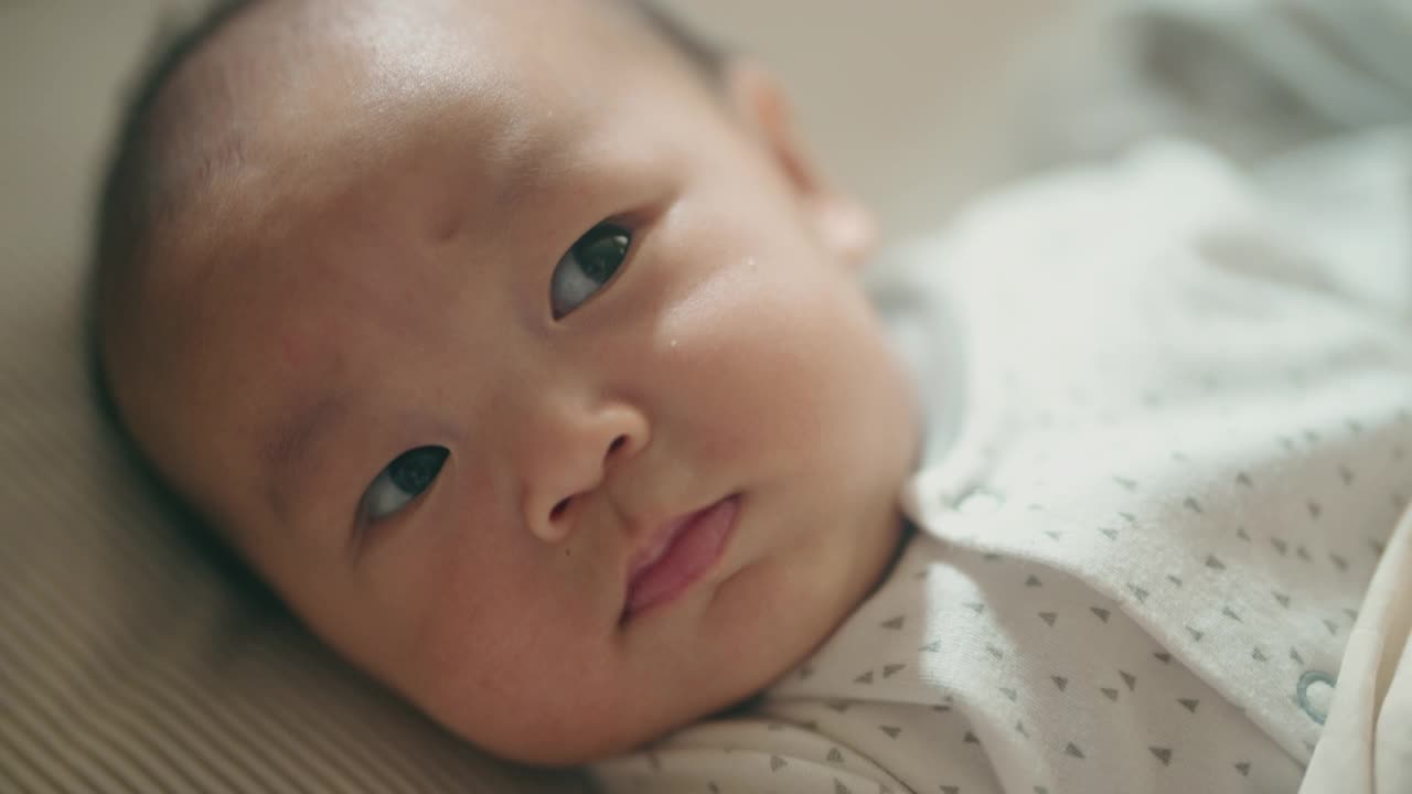 天真的婴儿和微笑的母亲一起玩耍。视频素材