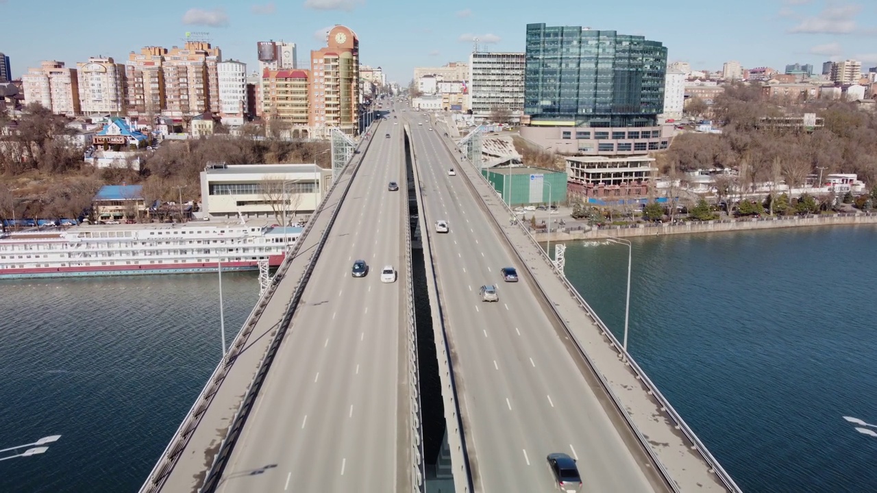 横跨河流的公路桥通往城市视频素材