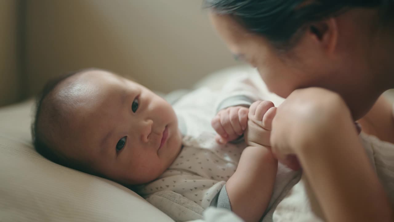 新生儿快乐地和妈妈在一起。视频素材