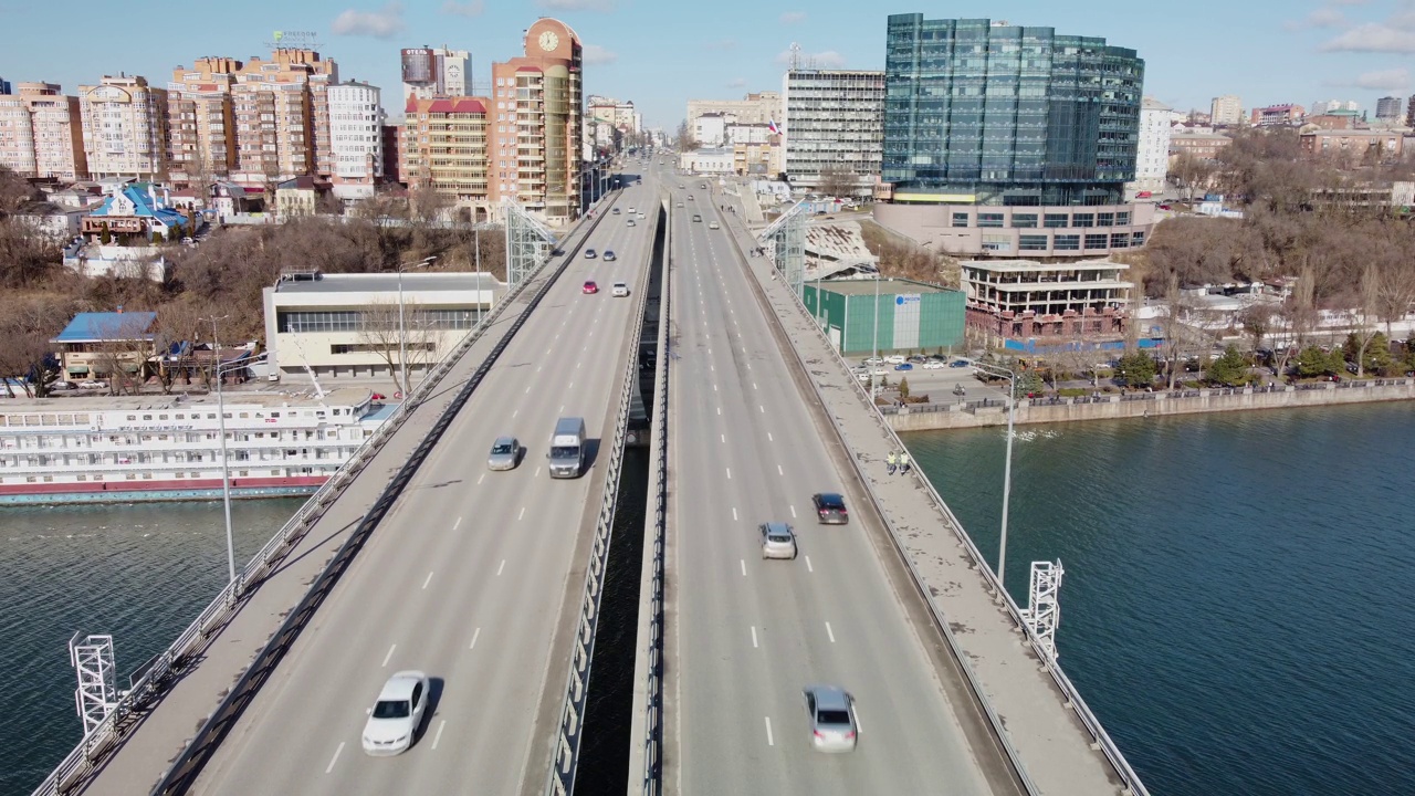 横跨河流的公路桥通往城市视频素材