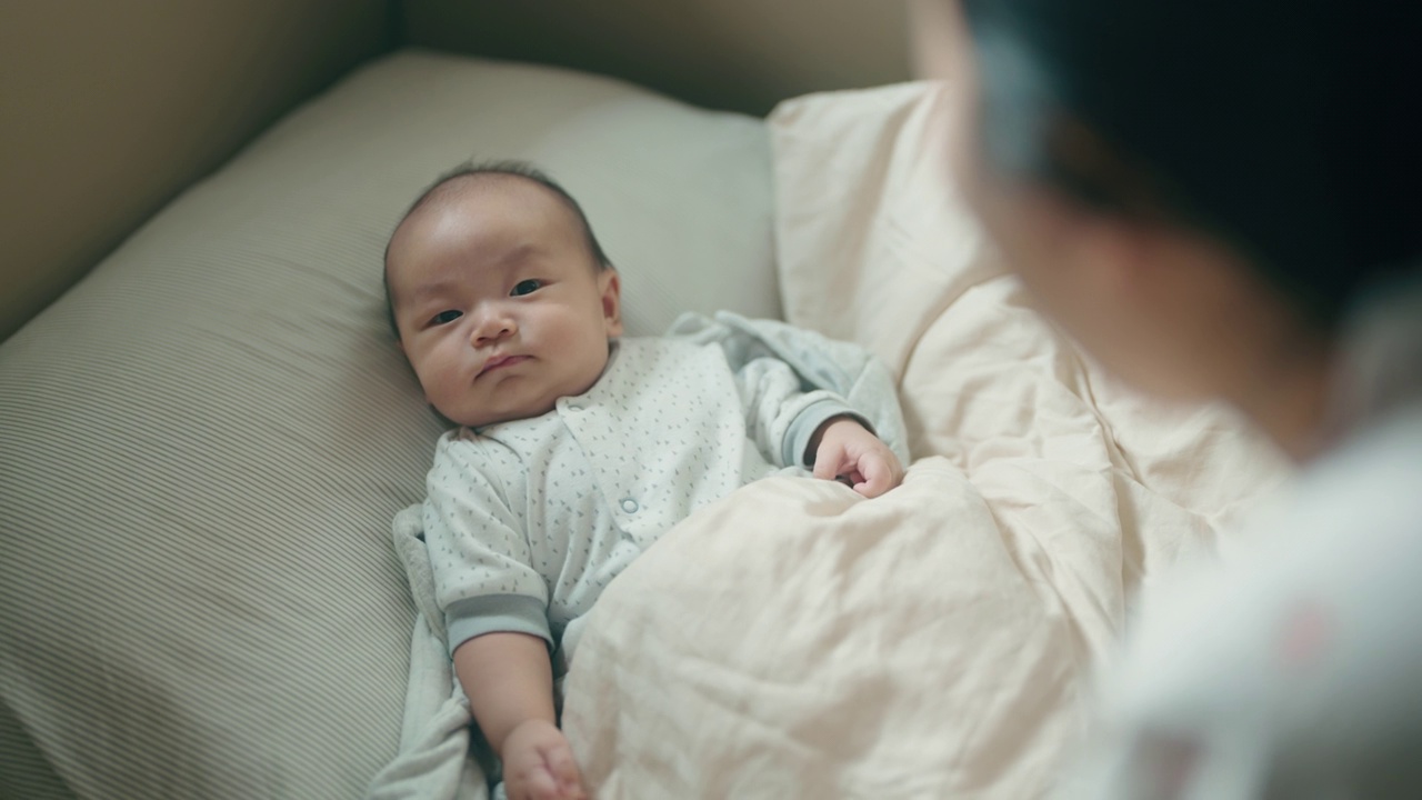 新生儿快乐地和妈妈在一起。视频素材