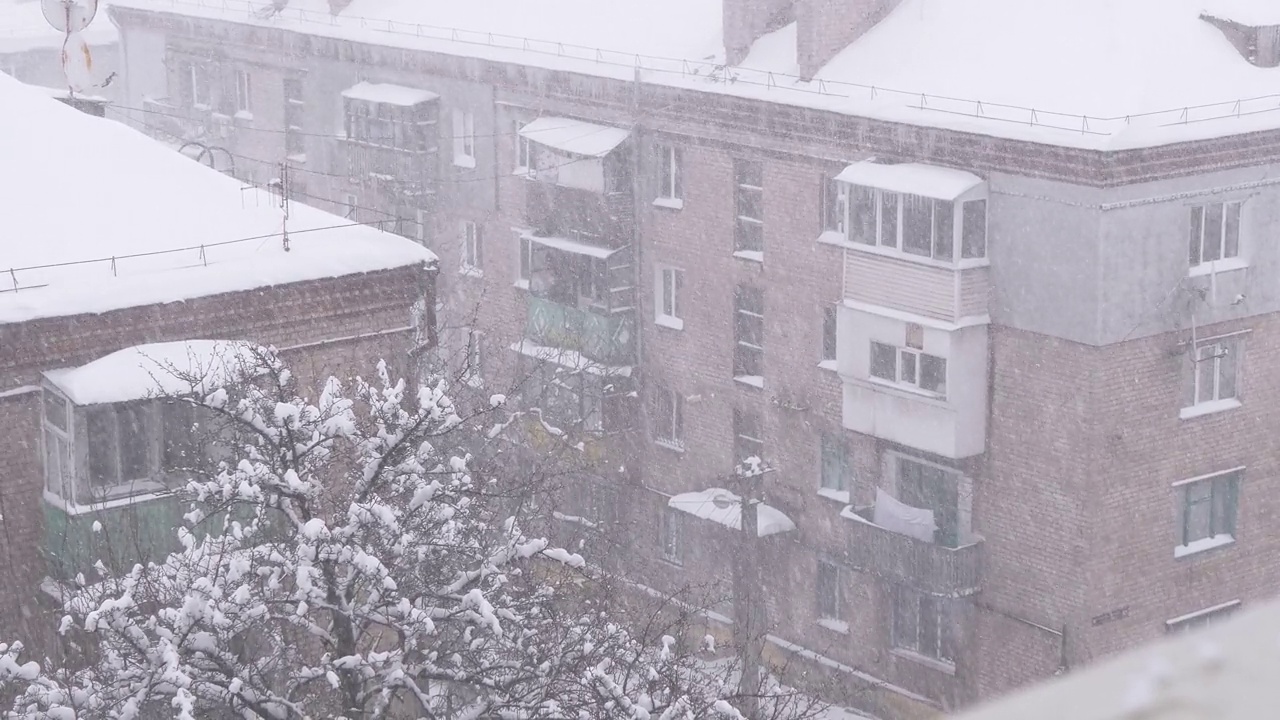 院子里落在老住宅屋顶上的雪。慢动作视频素材