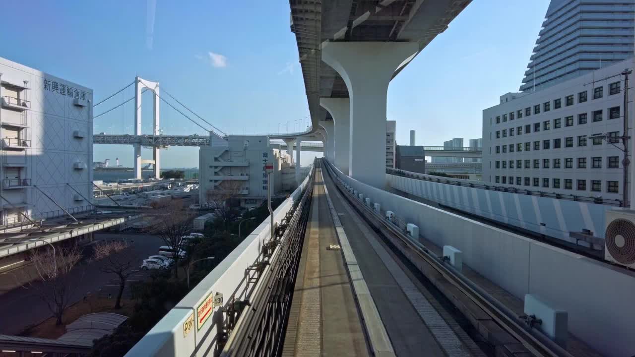 延时拍摄:从东京港区盐场出发的火车窗外的城市景色视频素材