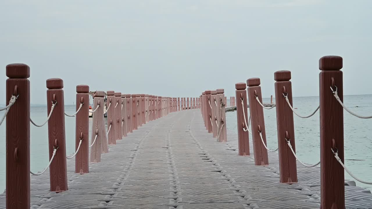 浮桥，可以走到海中央的小岛上视频素材