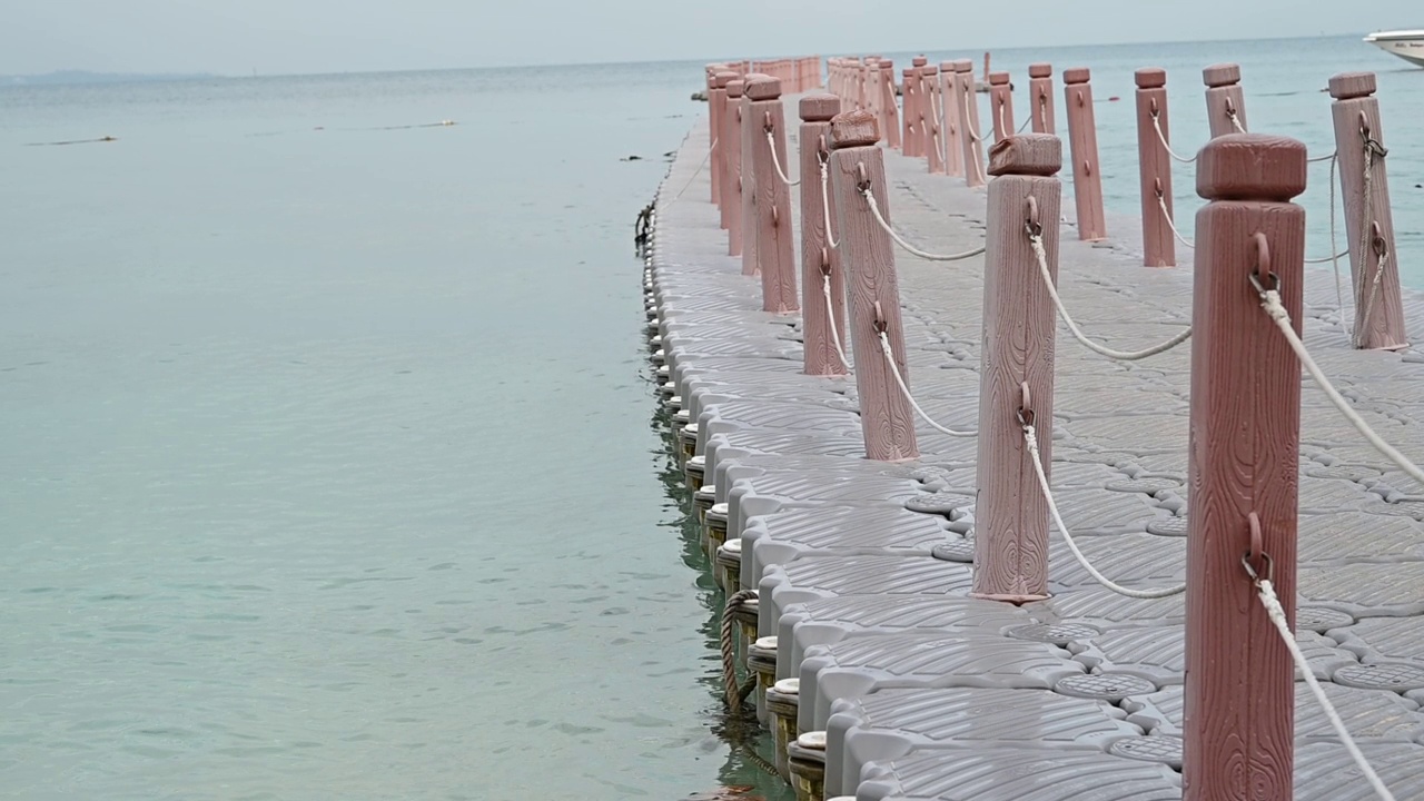 浮桥，可以走到海中央的小岛上视频素材