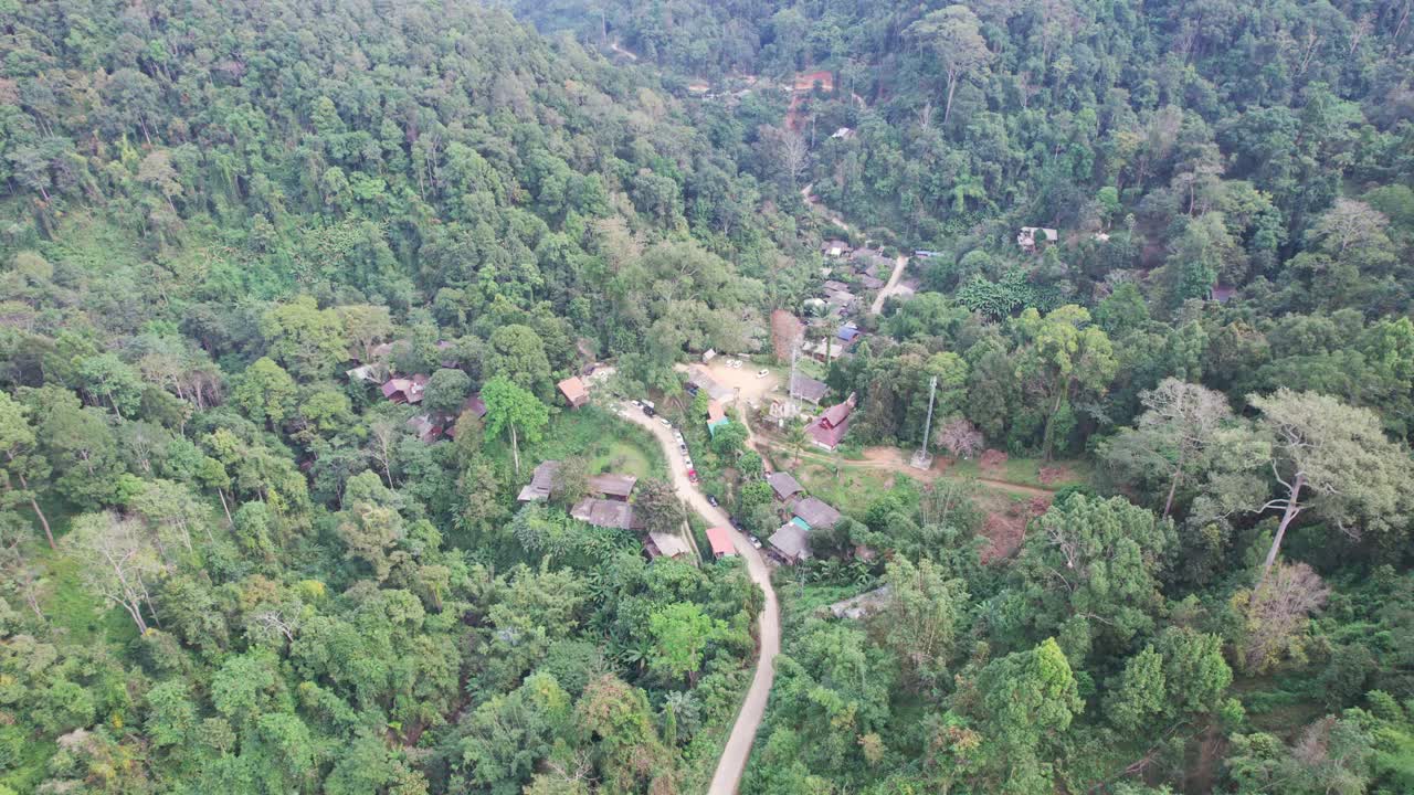 鸟瞰图的传统农村村庄在山谷的热带雨林在农村视频素材