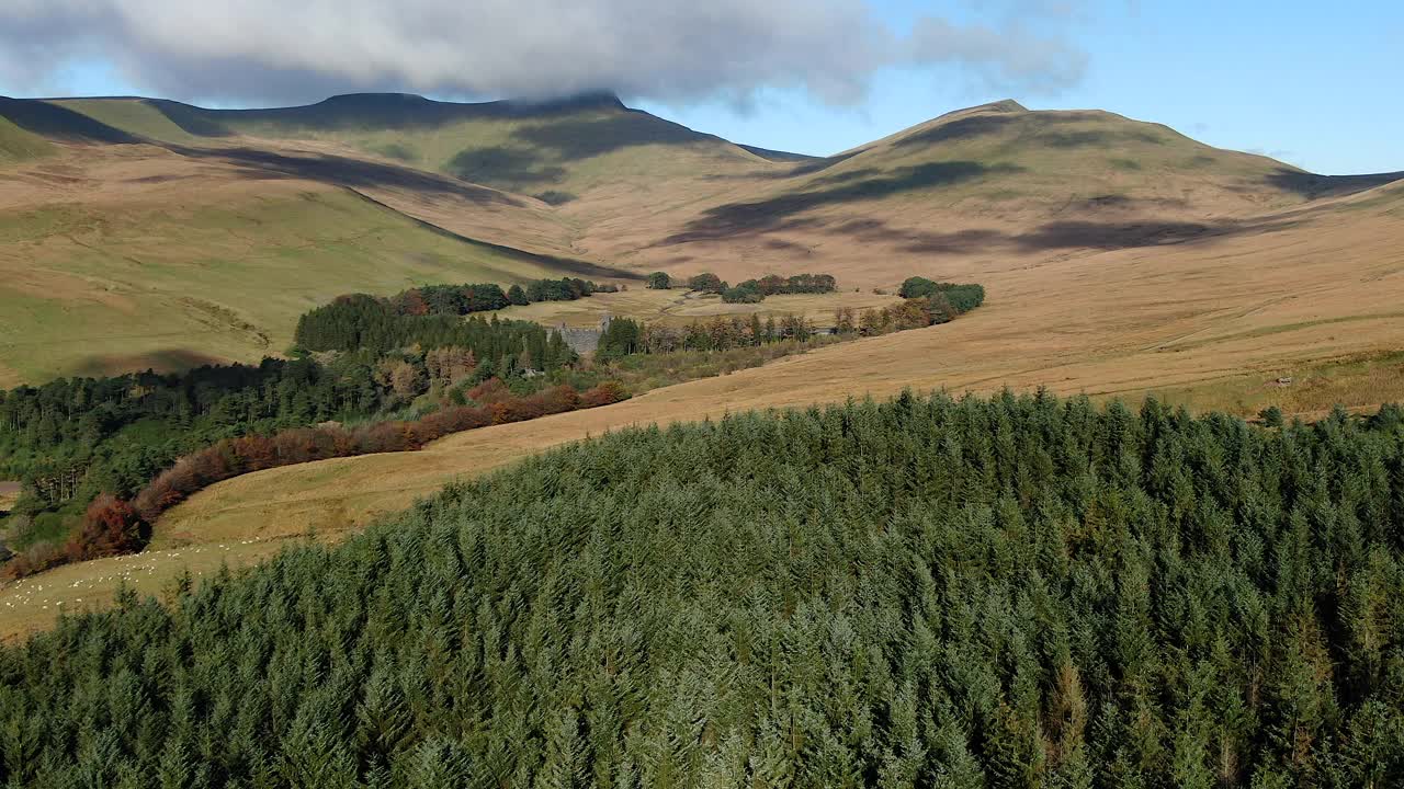 空中的玉米Du, Pen-y-Fan和Cribyn山峰，布雷肯信标国家公园，威尔士，英国视频素材