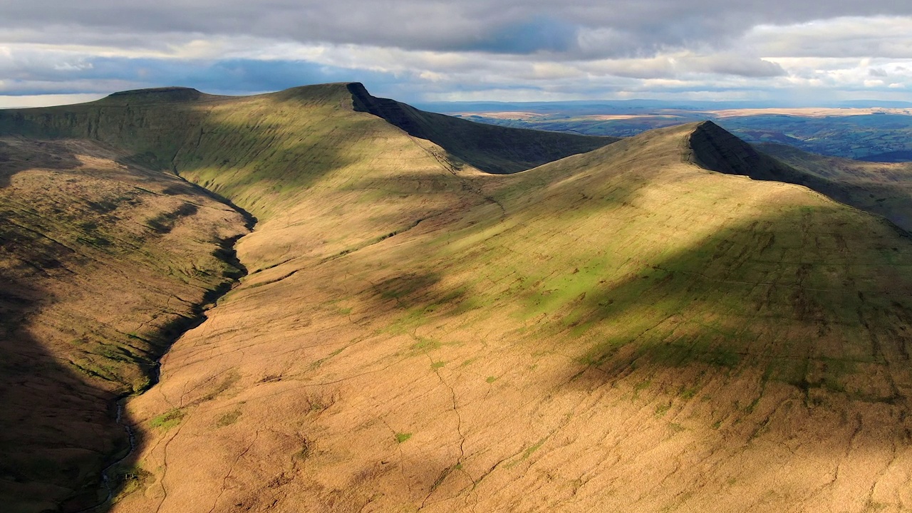 空中的玉米Du, Pen-y-Fan和Cribyn山峰，布雷肯信标国家公园，威尔士，英国视频素材