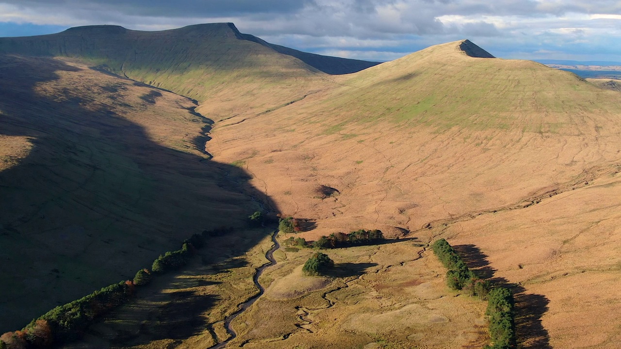 空中的玉米Du, Pen-y-Fan和Cribyn山峰，布雷肯信标国家公园，威尔士，英国视频素材