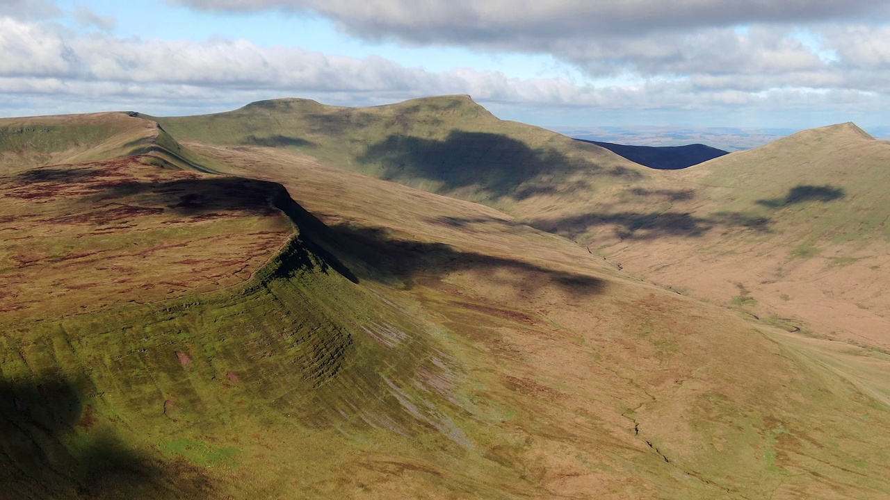 空中的玉米Du, Pen-y-Fan和Cribyn山峰，布雷肯信标国家公园，威尔士，英国视频素材