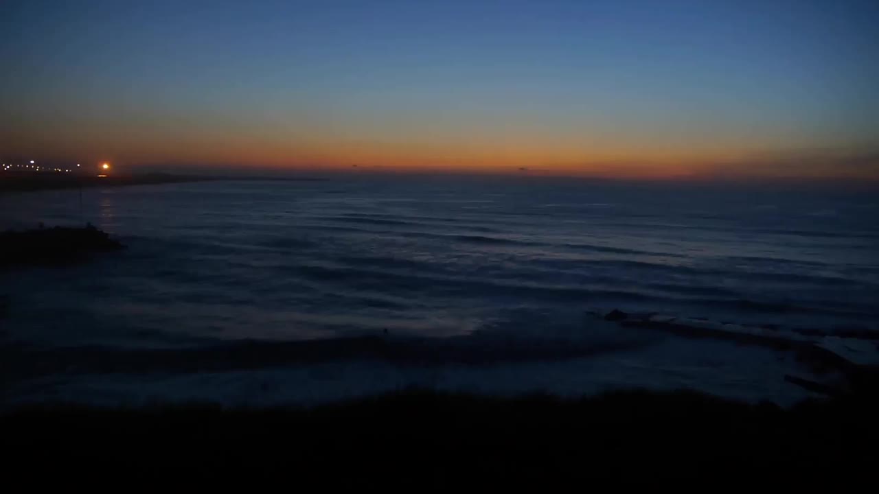 日出在海浪起伏的海边视频素材