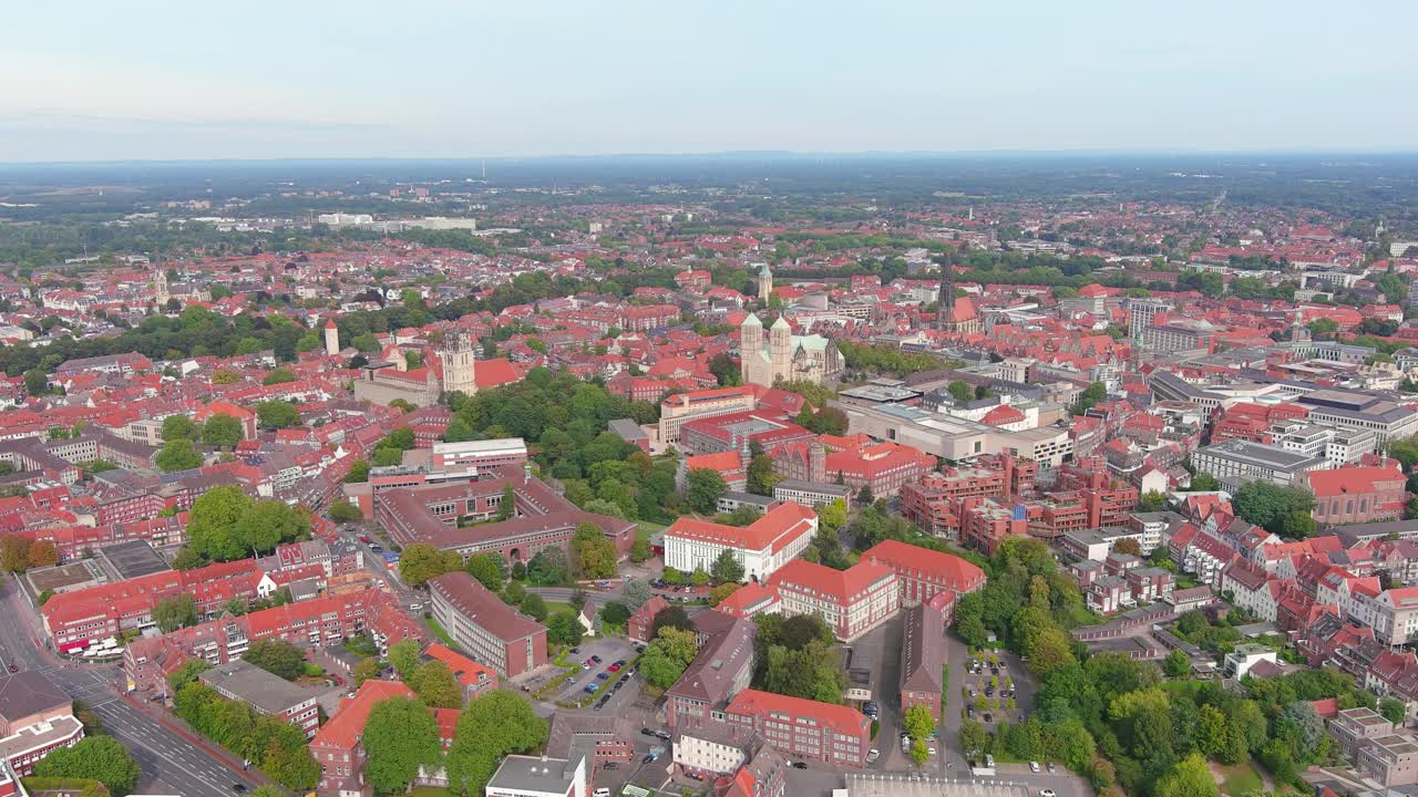 明斯特:德国城市的鸟瞰图，中世纪罗马式的Münster位于历史悠久的城市中心的圣保卢斯-多姆大教堂——从空中俯瞰欧洲全景视频素材