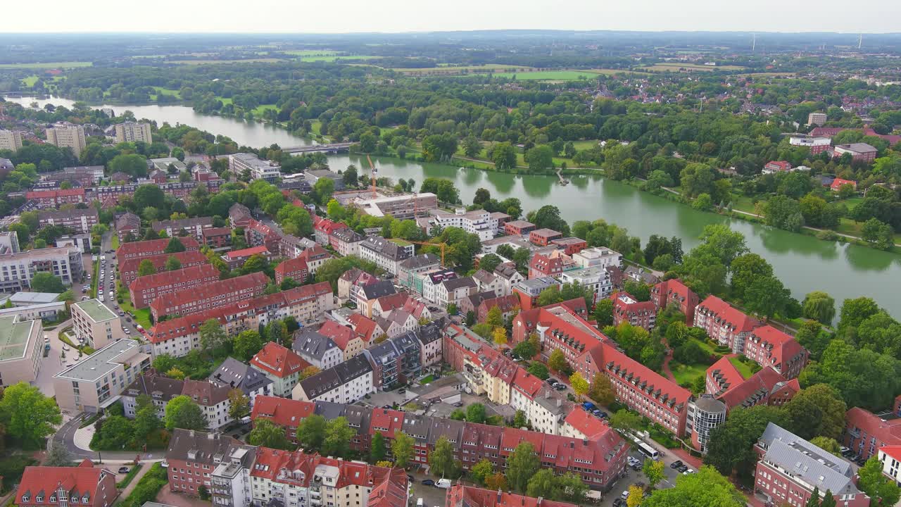 明斯特:德国城市鸟瞰图，休闲湖Münstersche Aa (Aasee) -从上方俯瞰欧洲景观全景视频素材