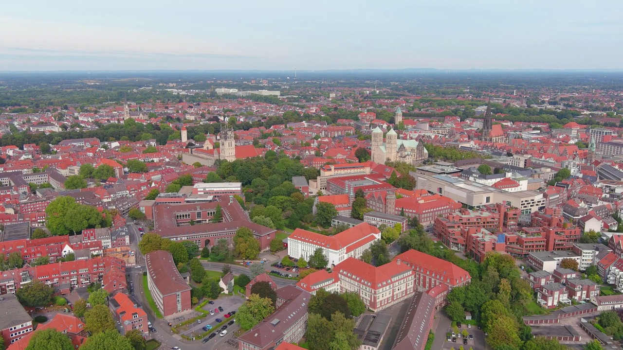 明斯特:德国城市的鸟瞰图，中世纪罗马式的Münster位于历史悠久的城市中心的圣保卢斯-多姆大教堂——从空中俯瞰欧洲全景视频素材