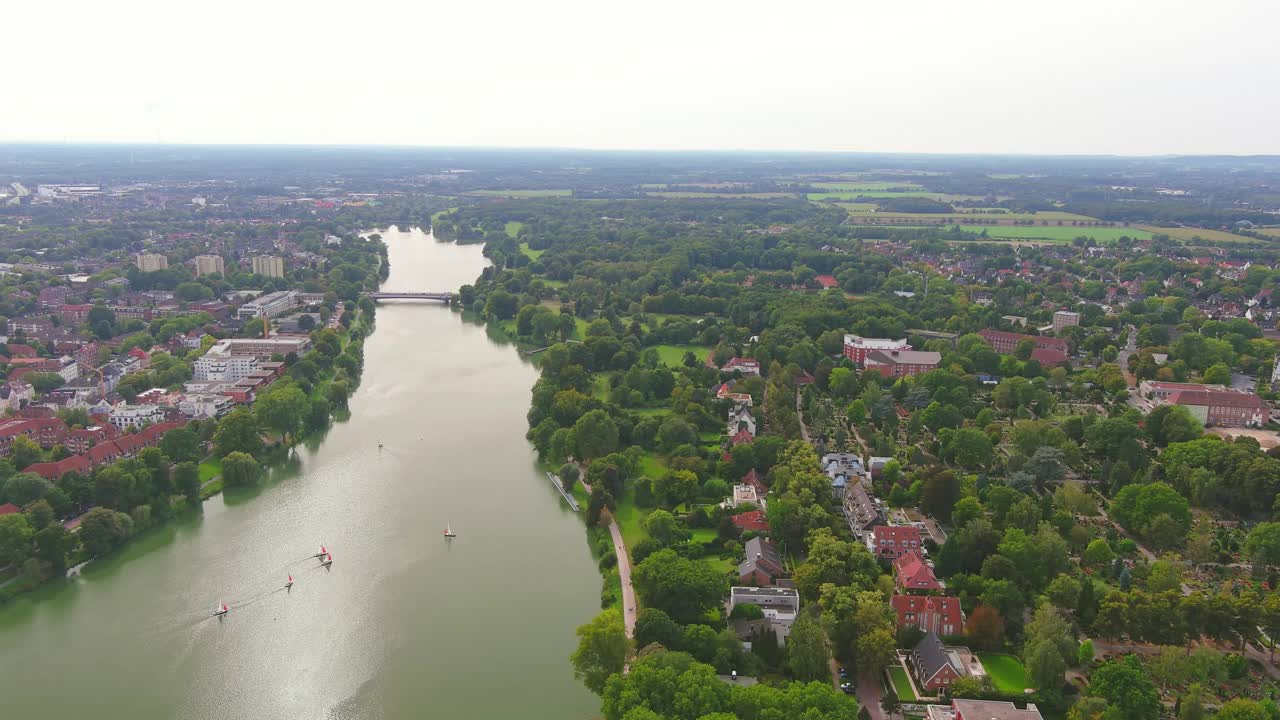 明斯特:德国城市鸟瞰图，休闲湖Münstersche Aa (Aasee) -从上方俯瞰欧洲景观全景视频素材