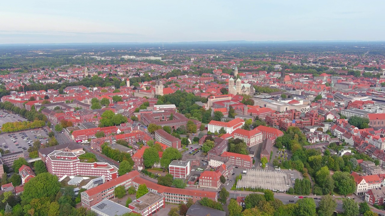 明斯特:德国城市的鸟瞰图，中世纪罗马式的Münster位于历史悠久的城市中心的圣保卢斯-多姆大教堂——从空中俯瞰欧洲全景视频素材