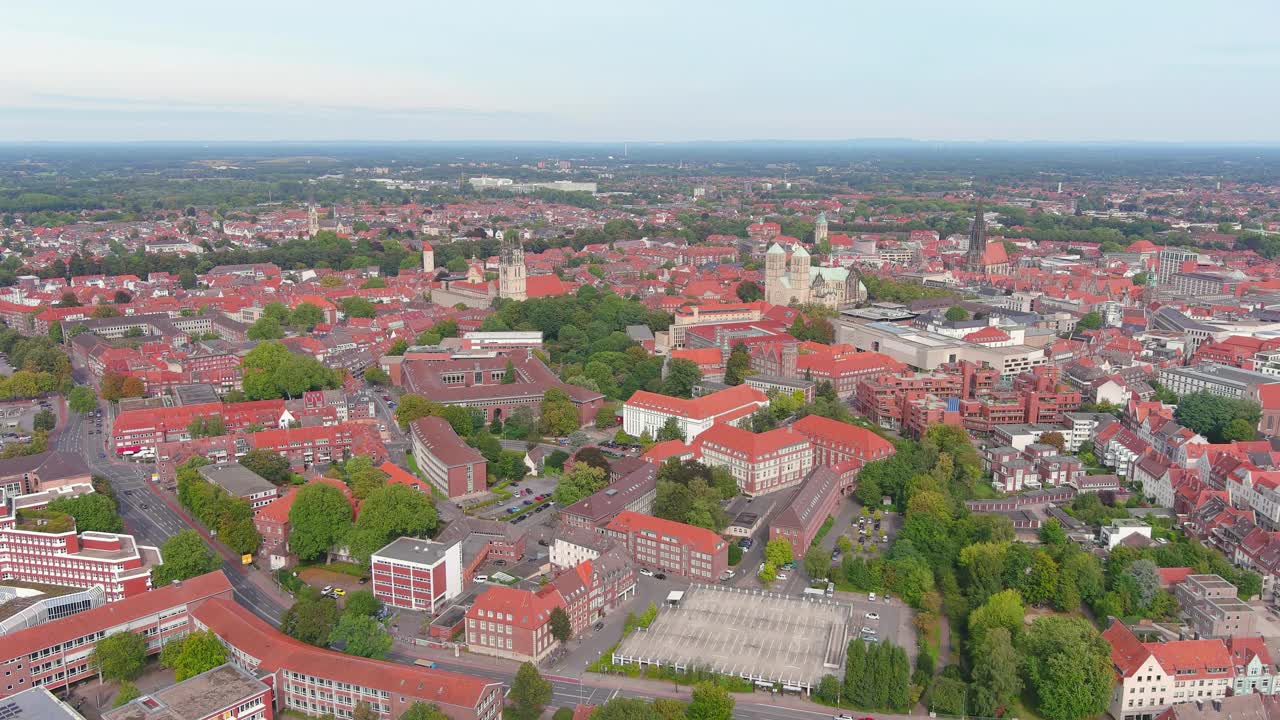 明斯特:德国城市的鸟瞰图，中世纪罗马式的Münster位于历史悠久的城市中心的圣保卢斯-多姆大教堂——从空中俯瞰欧洲全景视频素材