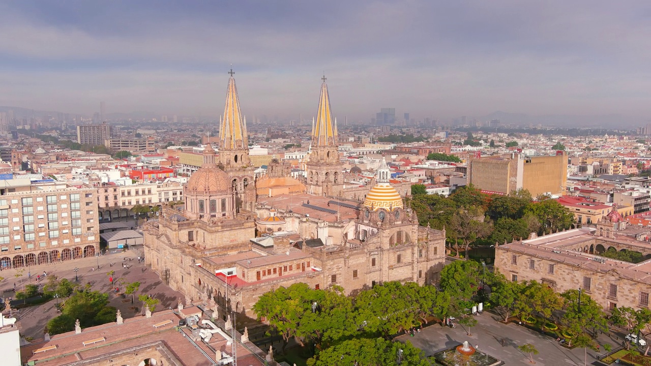 瓜达拉哈拉:鸟瞰瓜达拉哈拉大教堂(Catedral de Guadalajara)在墨西哥的著名城市，历史中心有许多纪念碑，宫殿和广场-北美景观全景视频素材