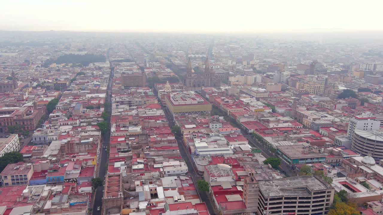 瓜达拉哈拉:鸟瞰瓜达拉哈拉大教堂(Catedral de Guadalajara)在墨西哥的著名城市，历史中心有许多纪念碑，宫殿和广场-北美景观全景视频素材