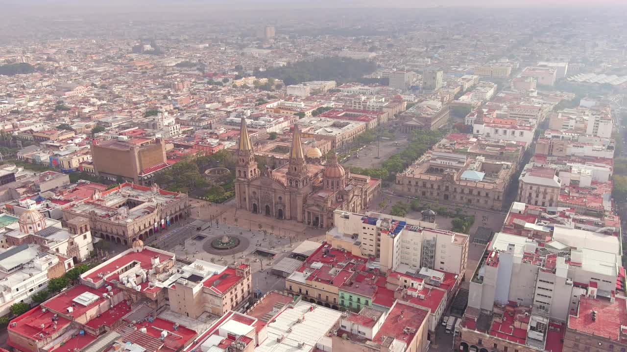 瓜达拉哈拉:鸟瞰瓜达拉哈拉大教堂(Catedral de Guadalajara)在墨西哥的著名城市，历史中心有许多纪念碑，宫殿和广场-北美景观全景视频素材