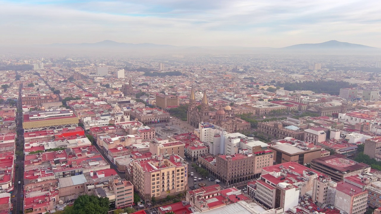 瓜达拉哈拉:鸟瞰瓜达拉哈拉大教堂(Catedral de Guadalajara)在墨西哥的著名城市，历史中心有许多纪念碑，宫殿和广场-北美景观全景视频素材