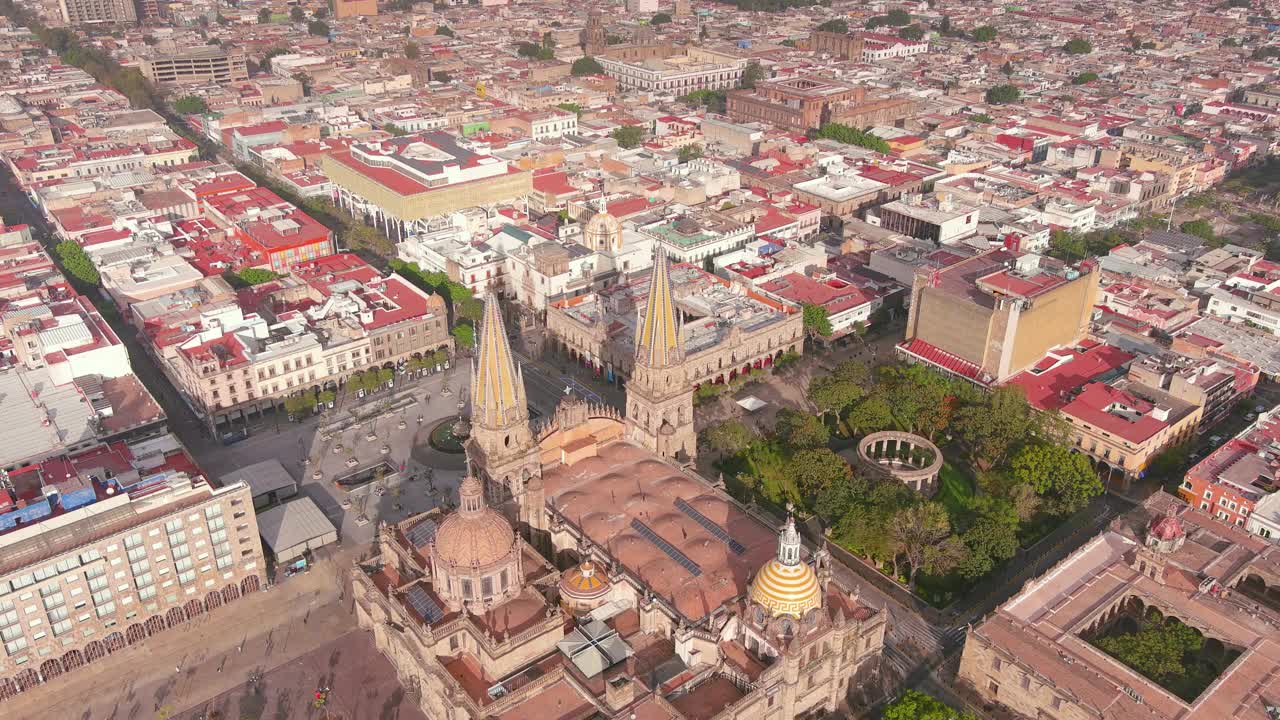 瓜达拉哈拉:鸟瞰瓜达拉哈拉大教堂(Catedral de Guadalajara)在墨西哥的著名城市，历史中心有许多纪念碑，宫殿和广场-北美景观全景视频素材