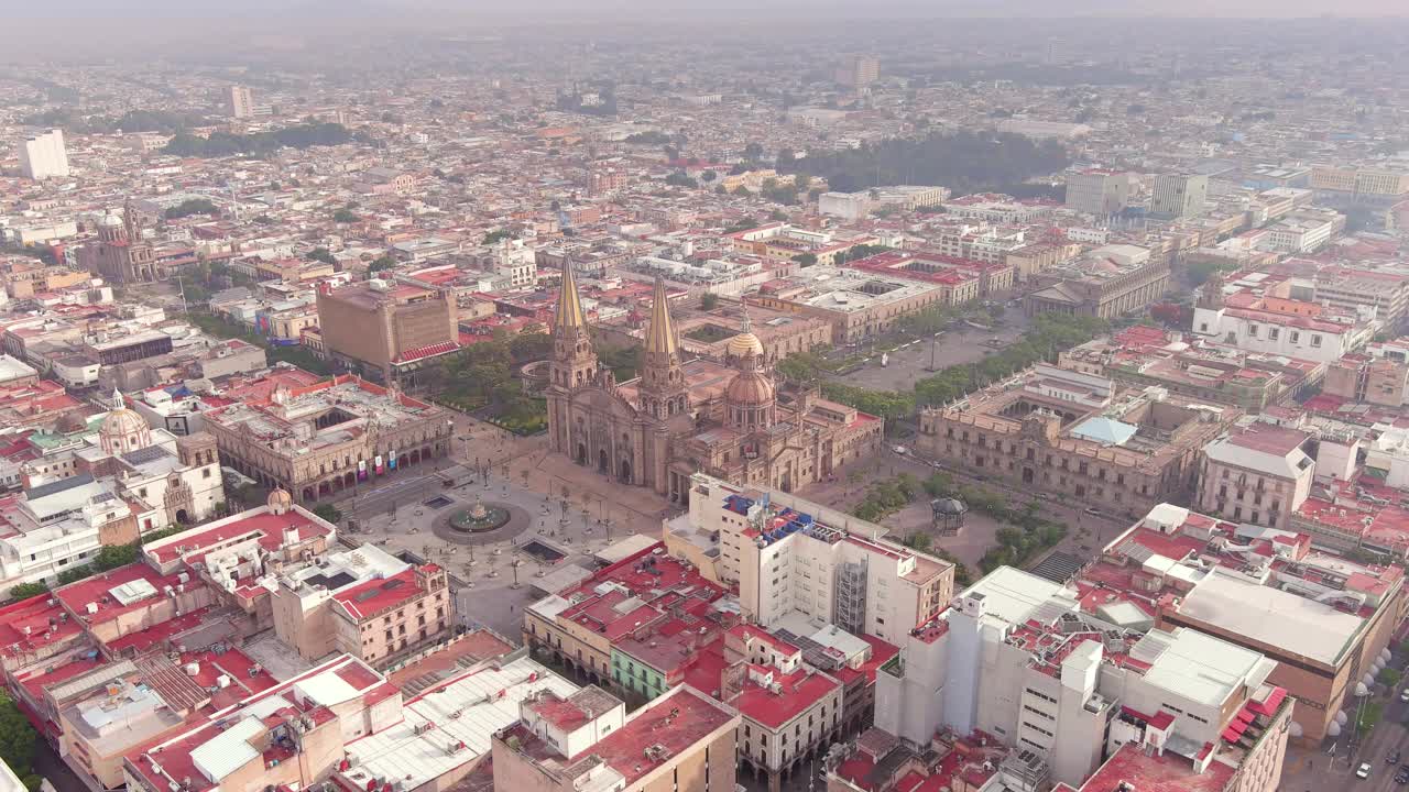 瓜达拉哈拉:鸟瞰瓜达拉哈拉大教堂(Catedral de Guadalajara)在墨西哥的著名城市，历史中心有许多纪念碑，宫殿和广场-北美景观全景视频素材