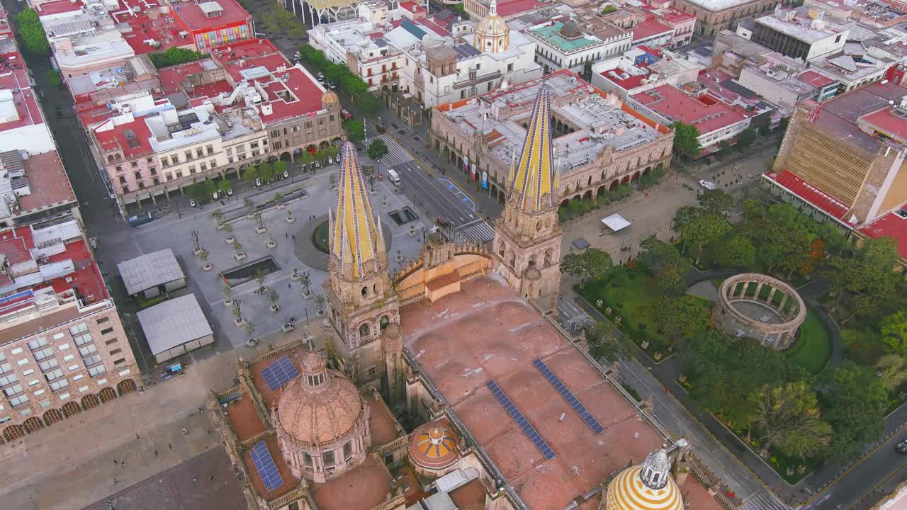 瓜达拉哈拉:鸟瞰瓜达拉哈拉大教堂(Catedral de Guadalajara)在墨西哥的著名城市，历史中心有许多纪念碑，宫殿和广场-北美景观全景视频素材