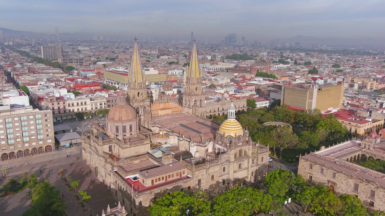 瓜达拉哈拉:鸟瞰瓜达拉哈拉大教堂(Catedral de Guadalajara)在墨西哥的著名城市，历史中心有许多纪念碑，宫殿和广场-北美景观全景视频素材