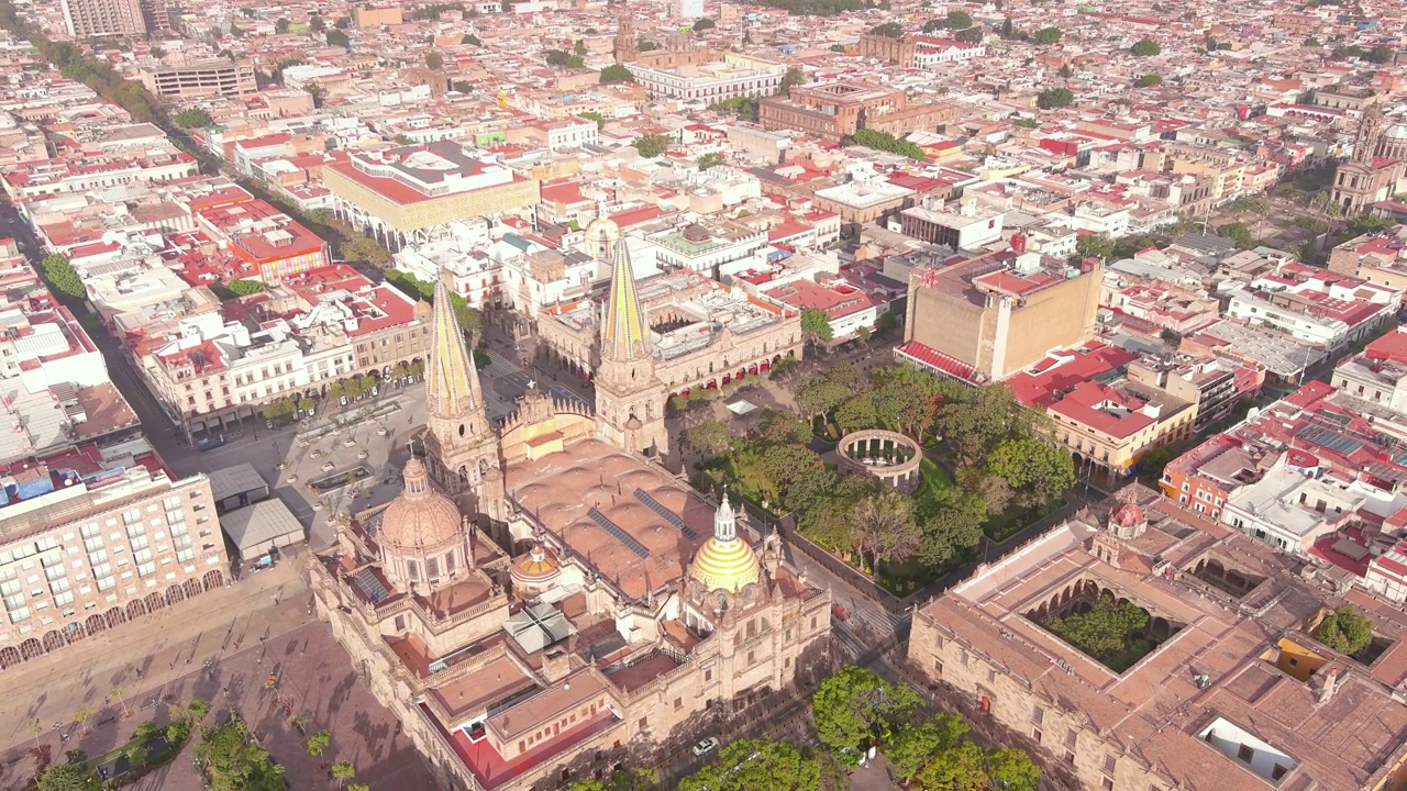 瓜达拉哈拉:鸟瞰瓜达拉哈拉大教堂(Catedral de Guadalajara)在墨西哥的著名城市，历史中心有许多纪念碑，宫殿和广场-北美景观全景视频素材