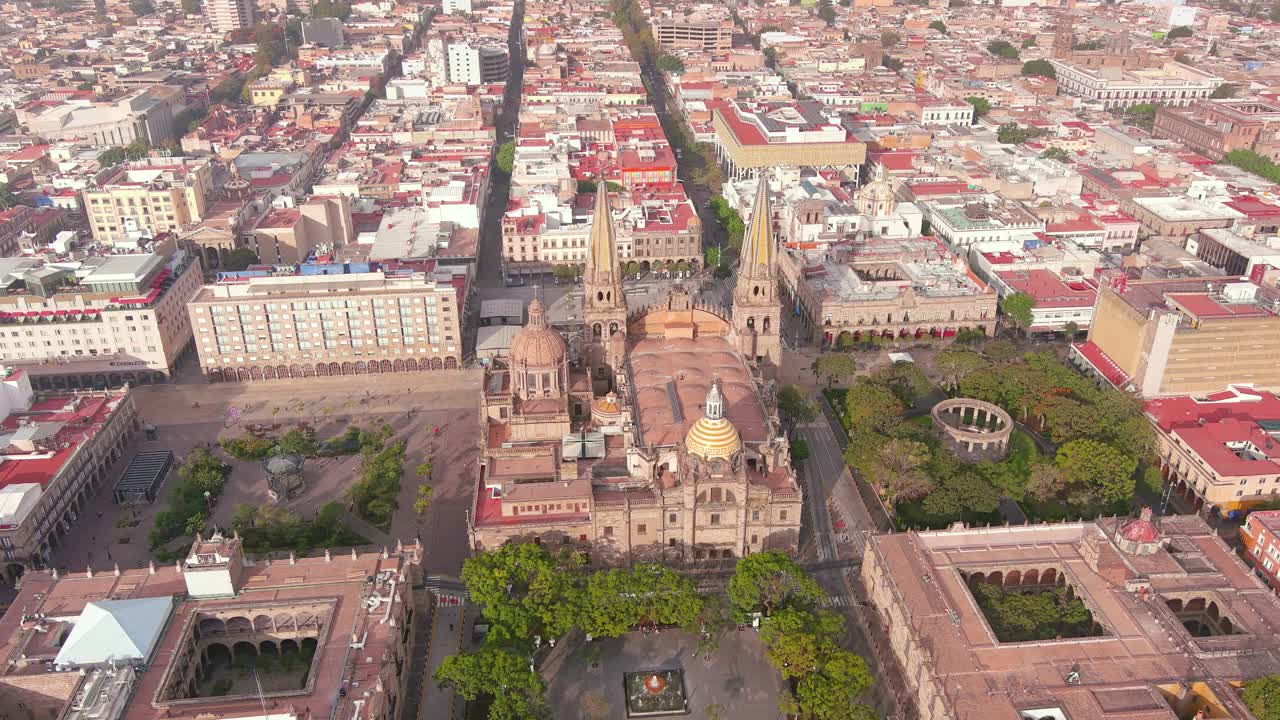 瓜达拉哈拉:鸟瞰瓜达拉哈拉大教堂(Catedral de Guadalajara)在墨西哥的著名城市，历史中心有许多纪念碑，宫殿和广场-北美景观全景视频素材