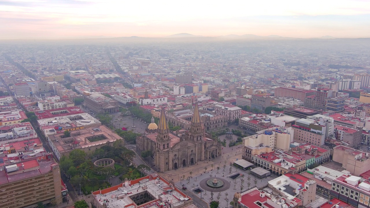 瓜达拉哈拉:鸟瞰瓜达拉哈拉大教堂(Catedral de Guadalajara)在墨西哥的著名城市，历史中心有许多纪念碑，宫殿和广场-北美景观全景视频素材