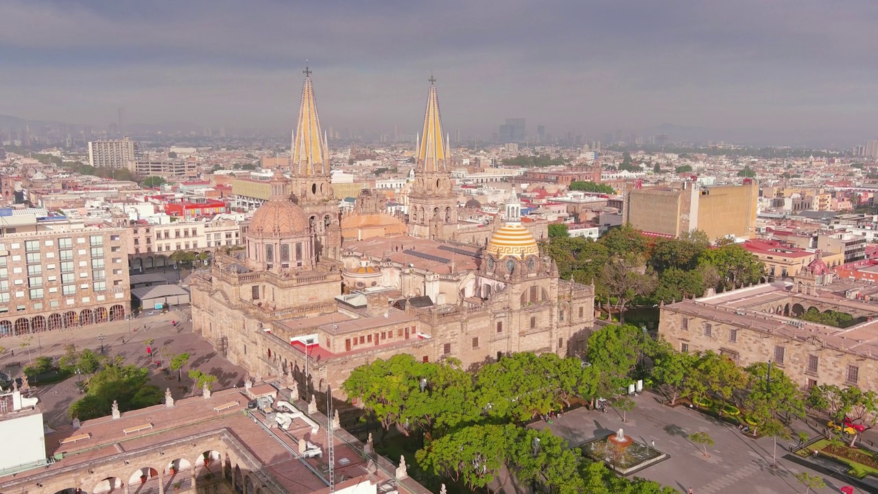 瓜达拉哈拉:鸟瞰瓜达拉哈拉大教堂(Catedral de Guadalajara)在墨西哥的著名城市，历史中心有许多纪念碑，宫殿和广场-北美景观全景视频素材