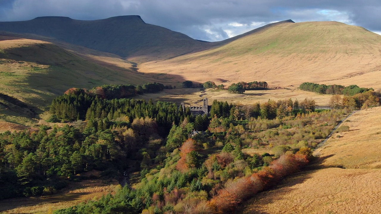 空中的玉米Du, Pen-y-Fan和Cribyn山峰，布雷肯信标国家公园，威尔士，英国视频素材