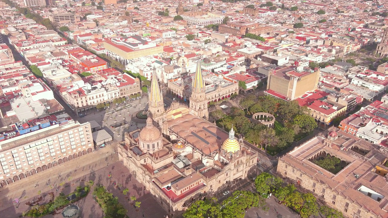 瓜达拉哈拉:鸟瞰瓜达拉哈拉大教堂(Catedral de Guadalajara)在墨西哥的著名城市，历史中心有许多纪念碑，宫殿和广场-北美景观全景视频素材