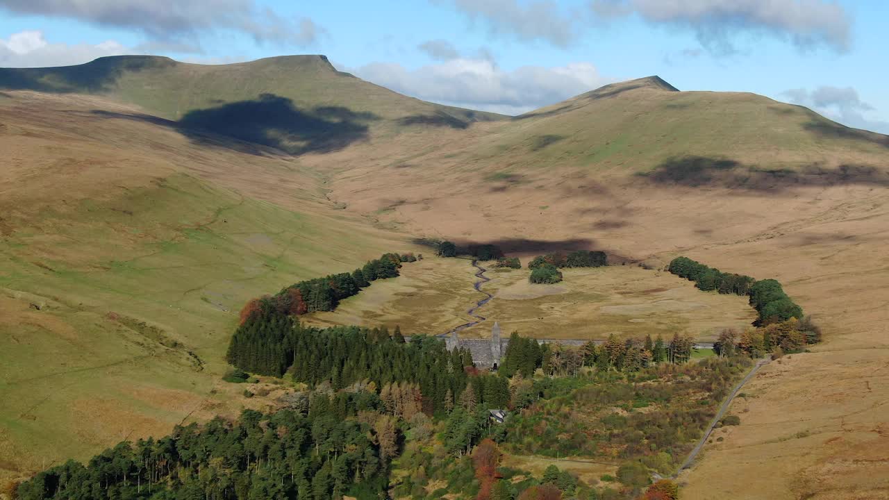 空中的玉米Du, Pen-y-Fan和Cribyn山峰，布雷肯信标国家公园，威尔士，英国视频素材