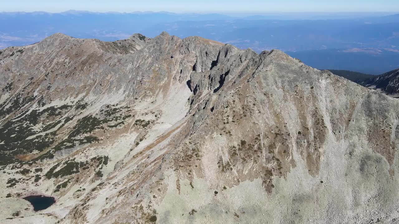 鸟瞰strazite山峰，Pirin山，保加利亚视频素材