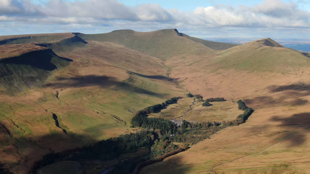 空中的玉米Du, Pen-y-Fan和Cribyn山峰，布雷肯信标国家公园，威尔士，英国视频素材