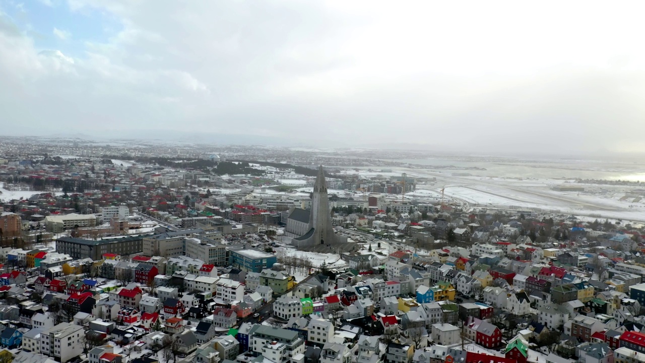 冰岛雷克雅未克，空中无人机拍摄的城市景观视频素材