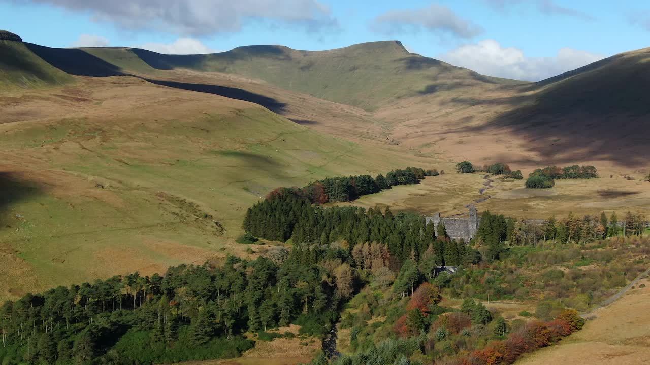 空中的玉米Du, Pen-y-Fan和Cribyn山峰，布雷肯信标国家公园，威尔士，英国视频素材