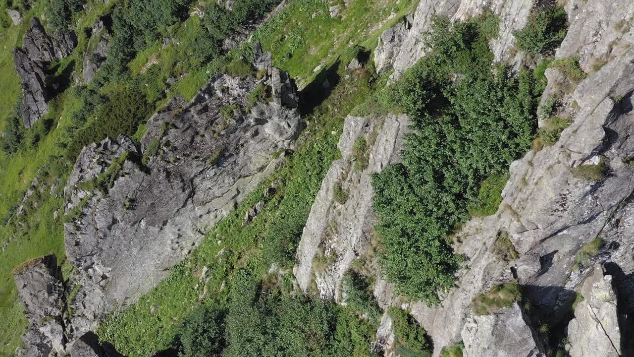 鸟瞰喀尔巴阡山脉中施皮茨山的岩石山峰，夏季山脉的景观视频素材