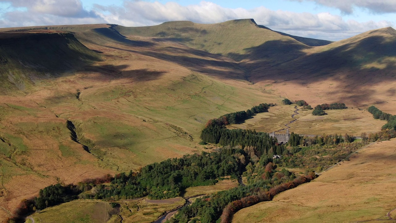 空中的玉米Du, Pen-y-Fan和Cribyn山峰，布雷肯信标国家公园，威尔士，英国视频素材