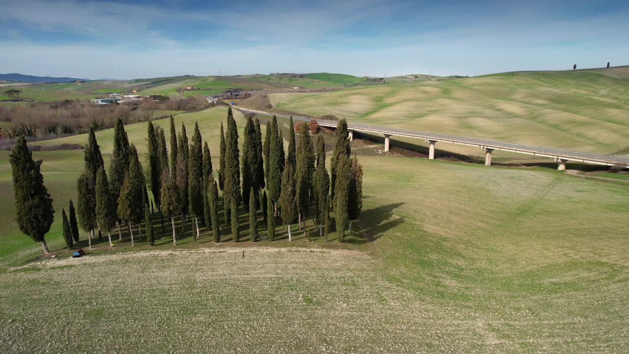 圣基里科附近托斯卡纳的一群柏树。圆形鸟瞰图，柏树在Val D'Orcia，意大利视频素材