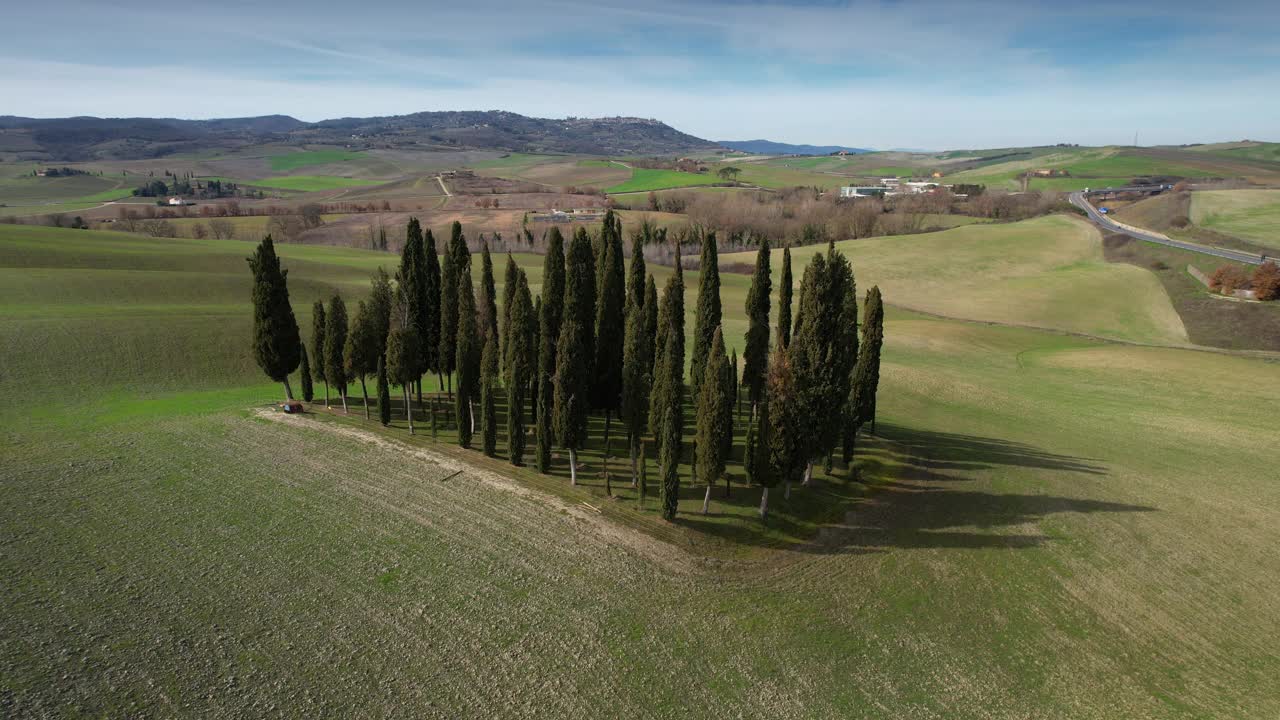 圣基里科附近托斯卡纳的一群柏树。圆形鸟瞰图，柏树在Val D'Orcia，意大利视频素材